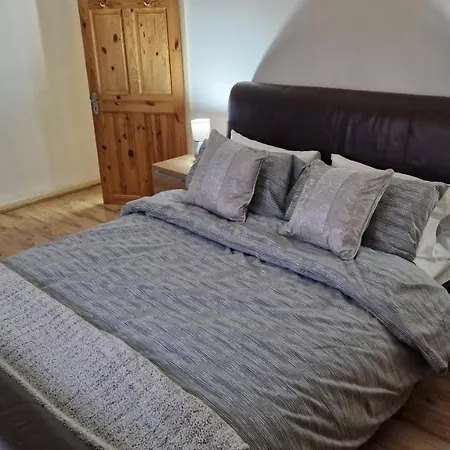 Comfortable 2 Bedroom House With Free Parking And Great Transport Links